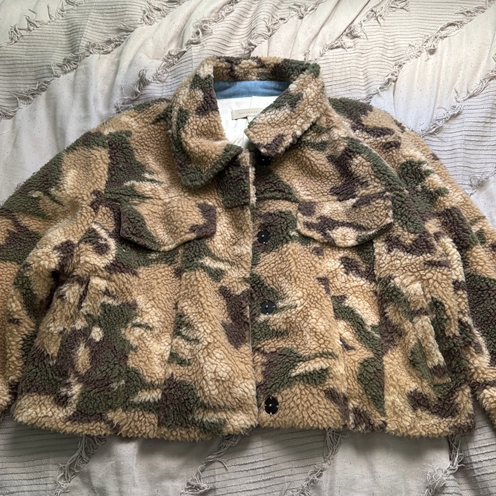 Cropped Camo Jacket - Picture 2 of 5